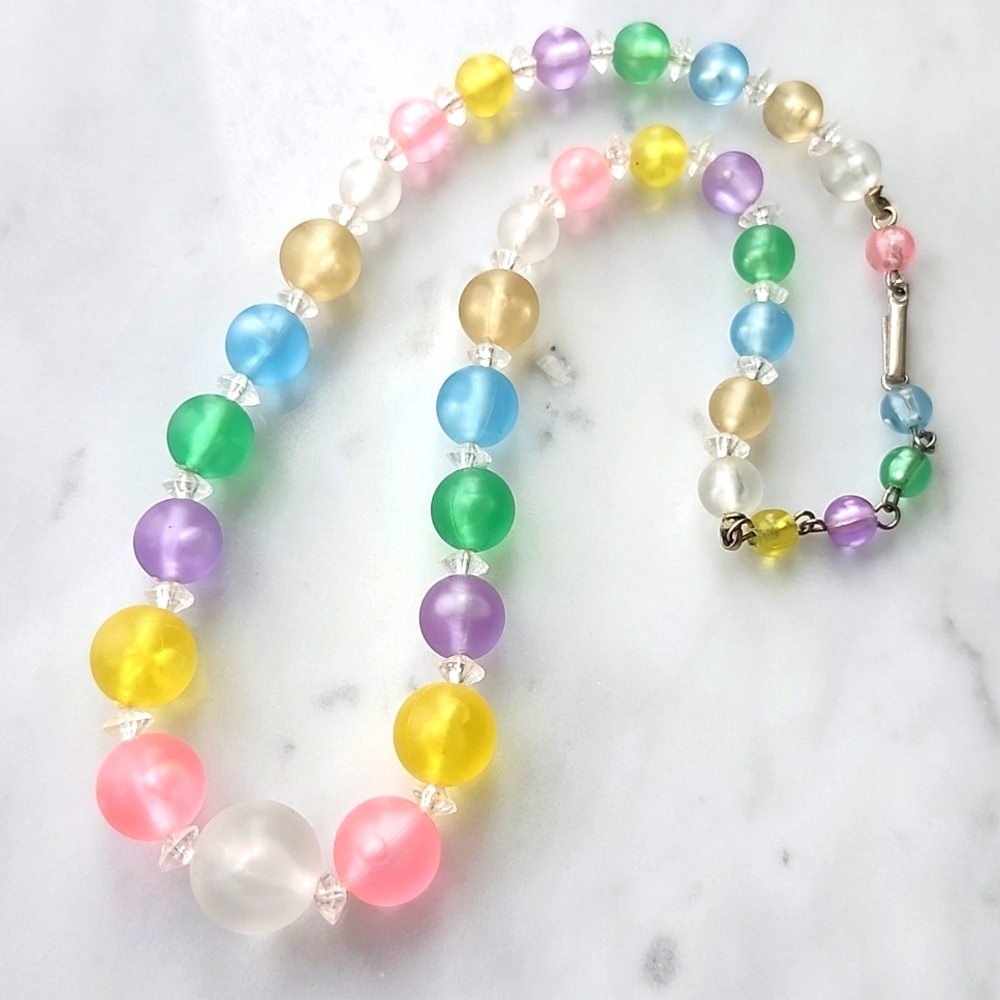 🌼 Vintage pastel frosted bead choker necklace
